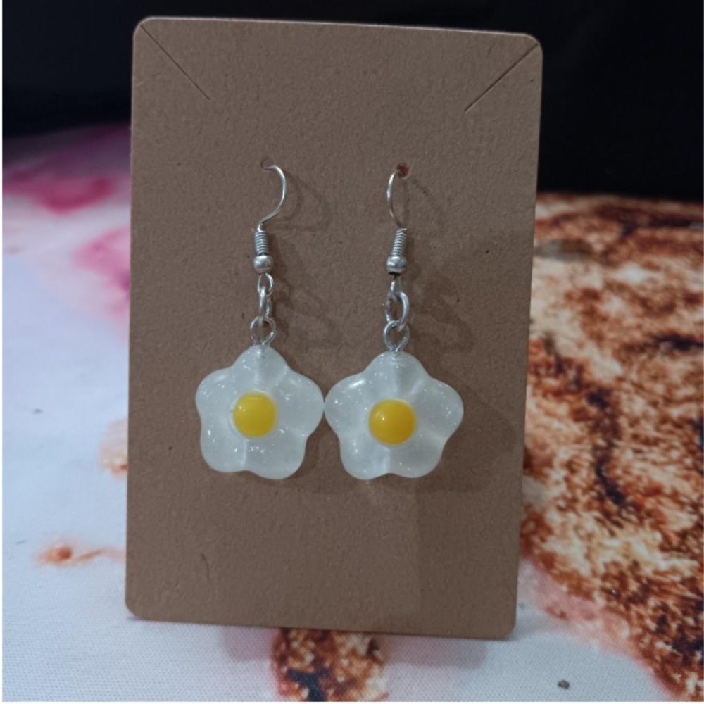 Beautiful white, clear, and yellow flowers.
